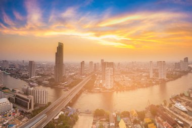 Bangkok şehir ve nehir günbatımı gökyüzü arka plan güzelliğiyle kavisli