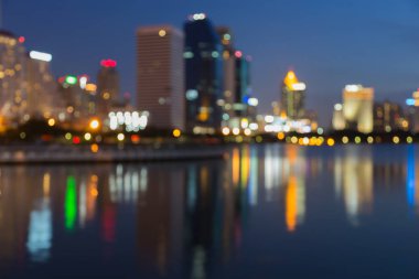 Bulanık bokeh yansımasıdır ışık şehir şehir gece görünümü