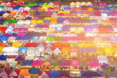 Gece bit pazarı birden fazla renk