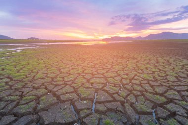 Güzel gün batımı arka plan ile kırık yere manzarası