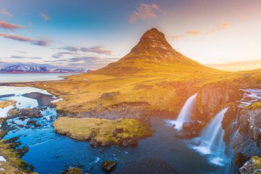 Kirkjufell volkan dağ şelale sırasında kış sezonu geç ile