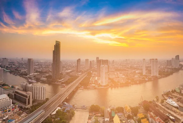 Bangkok city and river curved with beauty of sunset sky background — Stock Photo, Image