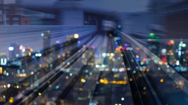Двойное движение поездов и размытый свет Бокэ в центре города — стоковое фото