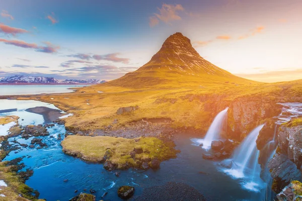 Kirkjufell Vulkanberg mit Wasserfall im Spätwinter — Stockfoto