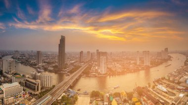 Kavisli nehir ve günbatımı gökyüzü ile Panorama Bangkok şehir havadan görünümü 