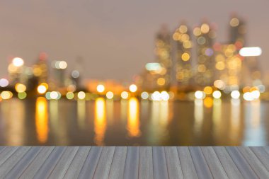 Su açık ve yansıma gece bokeh ışık şehir ofis binası