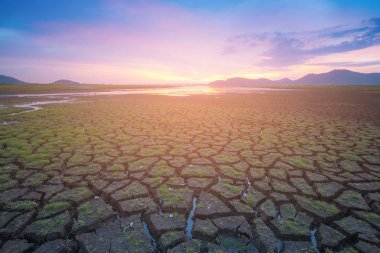 Zemin günbatımı manzarası ile küçük cam kırık
