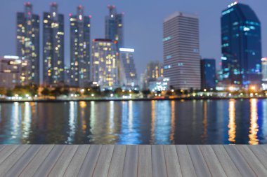 Bulanık bokeh hafif ofis binası su yansıma gece görünümü, arka plan