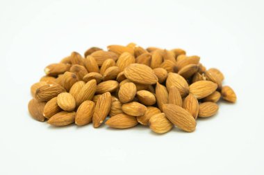 Beyaz üzerine kuru kahverengi badem 