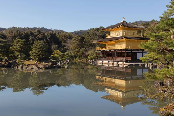 Gouden Kinkaku-ji zen tempel met water reflectie en helderblauwe hemel — Stockfoto