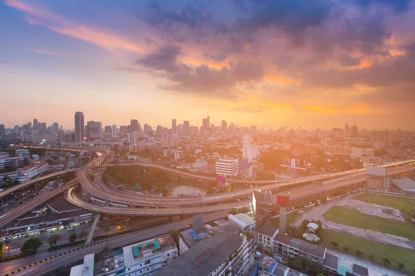 Panoramę centrum biznesu miasta Bangkok podczas zachodu słońca — Zdjęcie stockowe