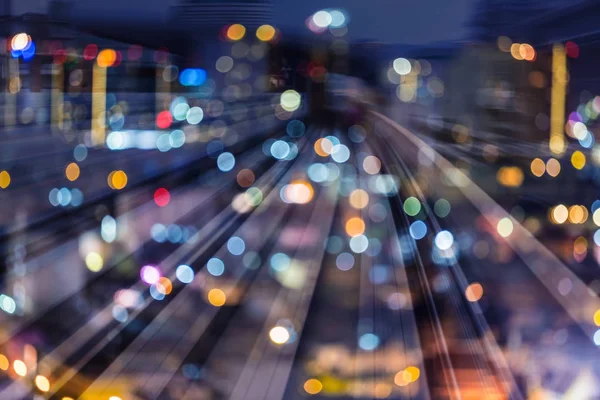 Motion rörliga tågspåren över natten suddig bokeh ljus city affärs downtown — Stockfoto