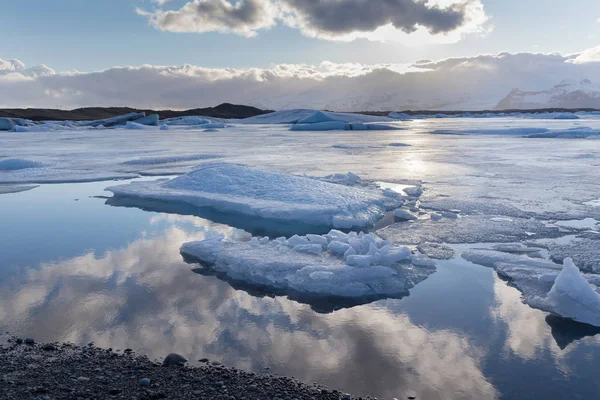 Ισλανδία χειμερινή σεζόν παγετώνα λιμνοθάλασσα, λίμνη Jakulsarlon — Φωτογραφία Αρχείου