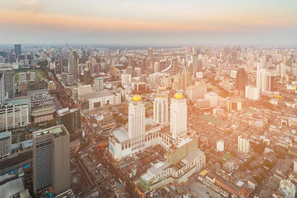 Ciudad de Bangkok centro de negocios skyline centro con tono de atardecer —  Fotos de Stock