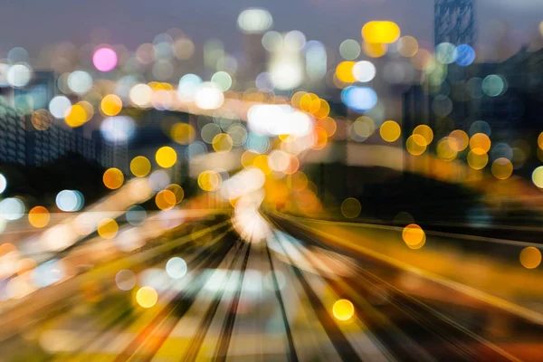 夜はぼやけてボケ市光のダブル ショットのモーションの電車移動 — ストック写真
