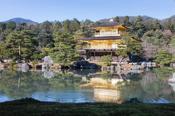 Kinkakuji zen tempel water front, Japan — Stockfoto