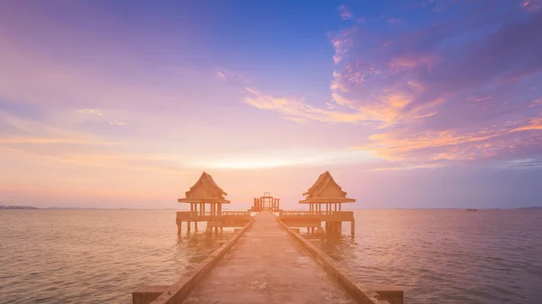 Sunset linha do horizonte do litoral com caminho a pé que leva ao oceano — Fotografia de Stock