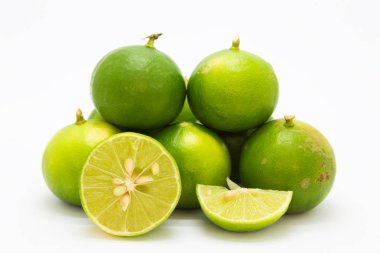 Beyaz arka plan üzerinde taze slayt yeşil limens