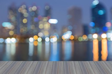 Alacakaranlık bokeh hafif ofis binası, arka plan bulanık