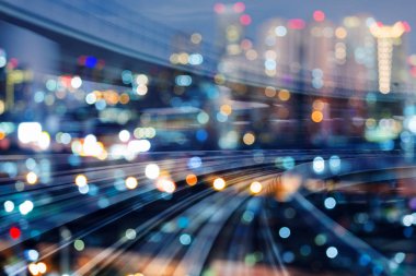 Bulanık hareket tren şehir bokeh ışık gece görünümü ile kavisli