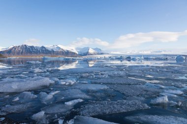 Kış Jokulsarlon buz lagün ile açık mavi gökyüzü 