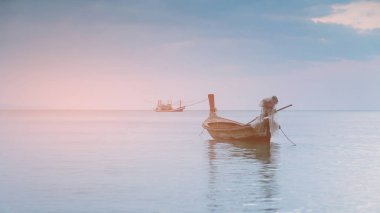 Küçük yalnız balıkçı Danışma deniz manzarası sahil manzarası