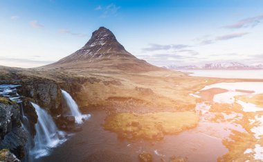 Kirkjufell foss doğal yanardağ şelale, İzlanda 