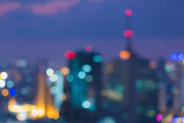 Gece şehir bokeh ışık şehir merkezinde bulanık