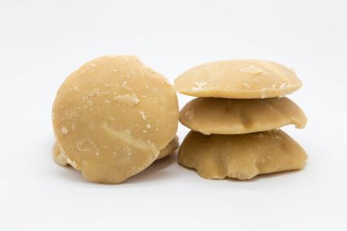 beyaz zemin üzerinde hurma şekeri