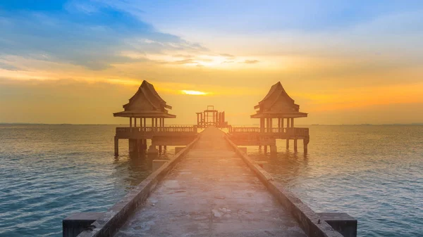 Zonsondergang Zeekust kustlijn loopbrug — Stockfoto