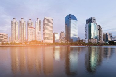 Bangkok şehir şehir merkezinde su yansıması ile bina ofis