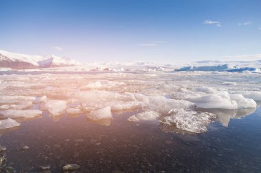Buz kış sezon lagoon mavi gökyüzü arka plan, İzlanda 
