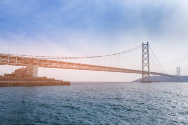 Akashi en uzun asma köprü üzerinden Kobe deniz