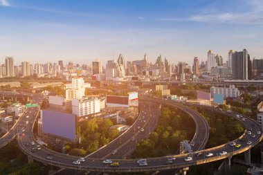 Otoyol kavşağı şehir şehir manzarası ile