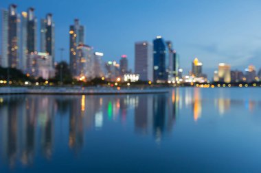 Bokeh ışık yansıması ile mavi alacakaranlık ofis bulanık