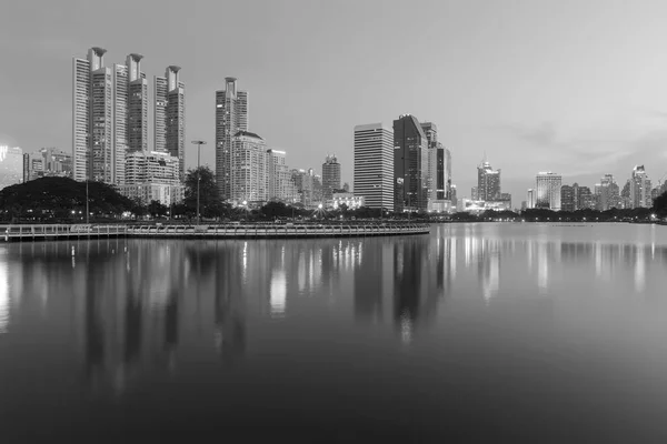 曼谷城市办公大楼水前公共公园 — 图库照片