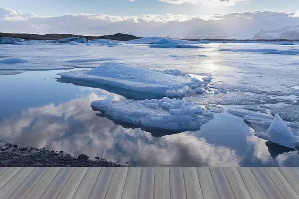 Ghiaccio sul lago blu con riflesso del cielo, Islanda stagione invernale paesaggio naturale — Foto Stock