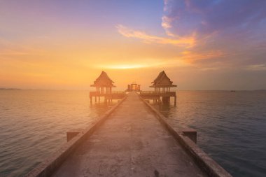 Sahil ve okyanus, doğal peyzaj arka plan içinde geçit üzerinde güzel günbatımı gökyüzü