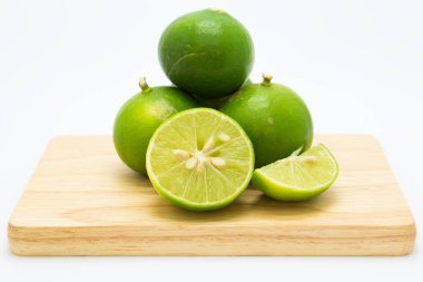 Beyaz arka plan üzerinde ahşap tahta üzerinde Limes slayt