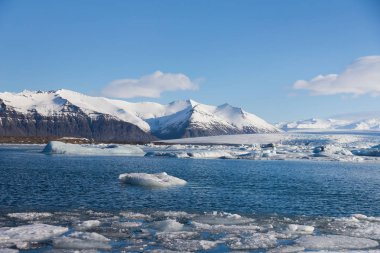 İzlanda kış sezonu kar ile volkan dağ doğal manzara arka kapak