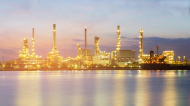 Petrol rafinerisi nehir açık gece lambası, endüstriyel arka plan