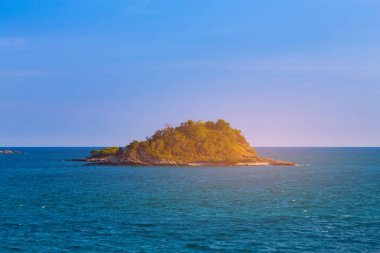 Güzellik günbatımı ovet yalnız ada okyanus manzarası, doğal peyzaj arka plan üzerinde