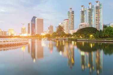 Alacakaranlık şehir ofis binası yansıması ile Bangkok Tayland cityscape arka plan