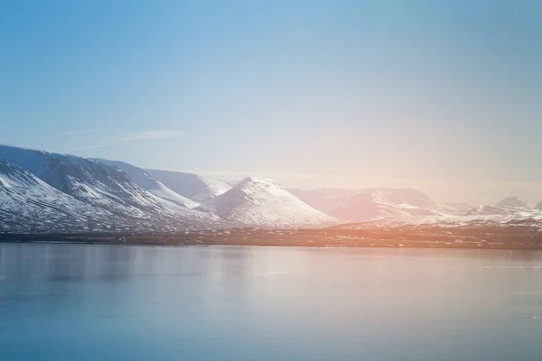 Зимний Сезон Горы Над Небольшим Озером Исландия Природного Ландшафта Фоне — стоковое фото