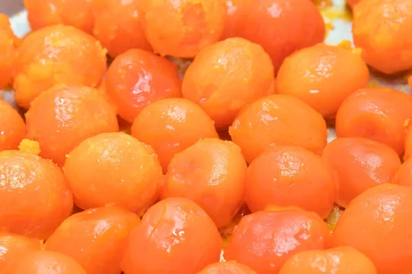 Kırmızı tuzlu yumurta yakın, çiğ gıda arka plan