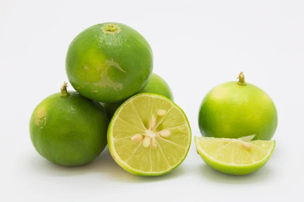 Tranches Fraîches Limes Sur Fond Blanc Aliments Naturels — Photo