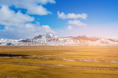 Güzel kış sezon dağ ve açık mavi gökyüzü backgorund, İzlanda kış sezon doğal peyzaj ile kuru cam