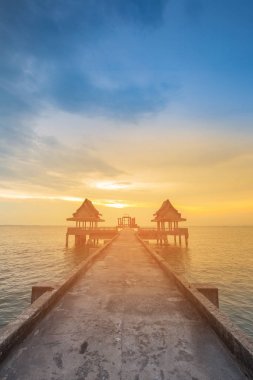 Günbatımı gökyüzü, doğal peyzaj arka plan ile okyanus üzerinde yolu yürüyüş