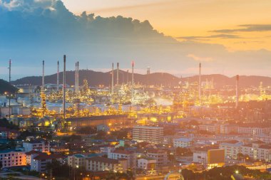 Rafineri dağ backgorund, gece, endüstriyel arka plan ile