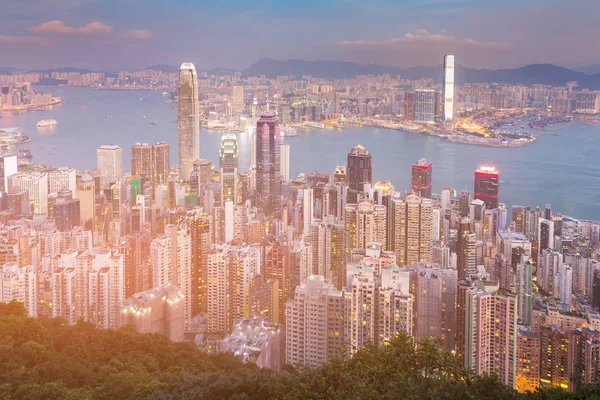 Alacakaranlık Hong Kong konaklama şehir merkezinde görünüm dağdan Victoria Bay, cityscape arka plan üzerinde